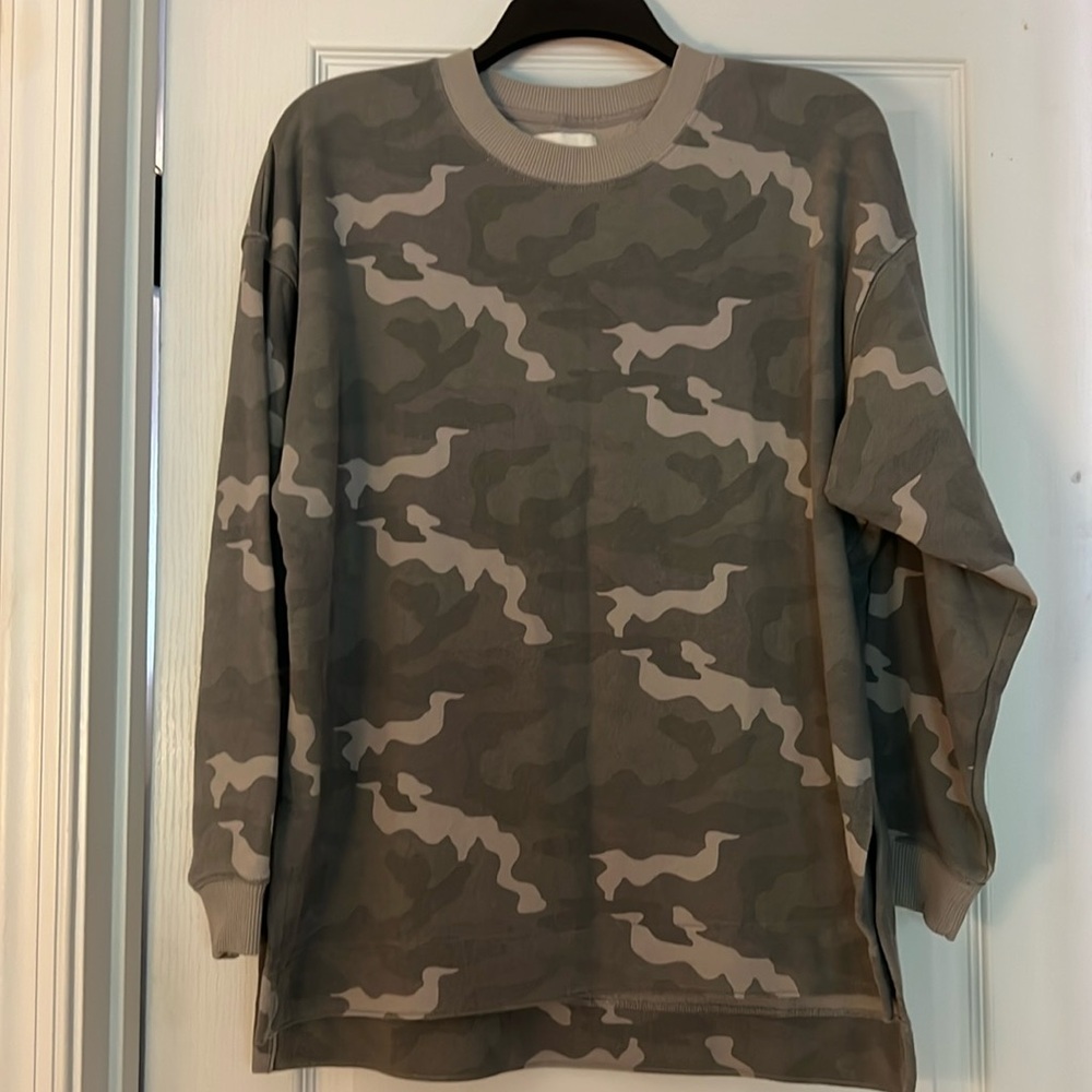 American Eagle camo sweatshirt